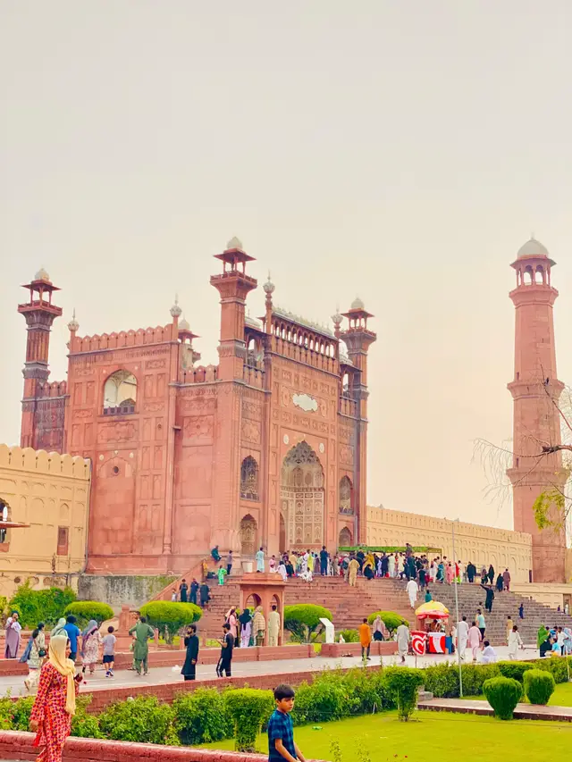 From the majestic Badshahi Masjid to the historic Lahore Fort (Shahi Qila), every frame speaks of Mughal grandeur 🏰✨. Walking on these rain-washed paths felt like stepping back into history, where culture, faith, and beauty come alive 🌙☁️. Lahore isn’t just a city — it’s an emotion, a heritage, and a story that never ends. 💚🇵🇰 #LahoreDiaries #BadshahiMosque #LahoreFort #CityOfHearts #MughalArchitecture #PakistaniCulture #HistoricalPlaces #LahoreVibes #ExplorePakistan #LahoreLove #لاھور #عشق #بادشاہی_مسجد_لاہور #viral #fyp #CapCut #trending #lahorepakistan #lahoreishq #lahorephotography #lahorepakistan🇵🇰💯❤️👍🔥🥀 #lahorelahoreayy #lahorevibes 