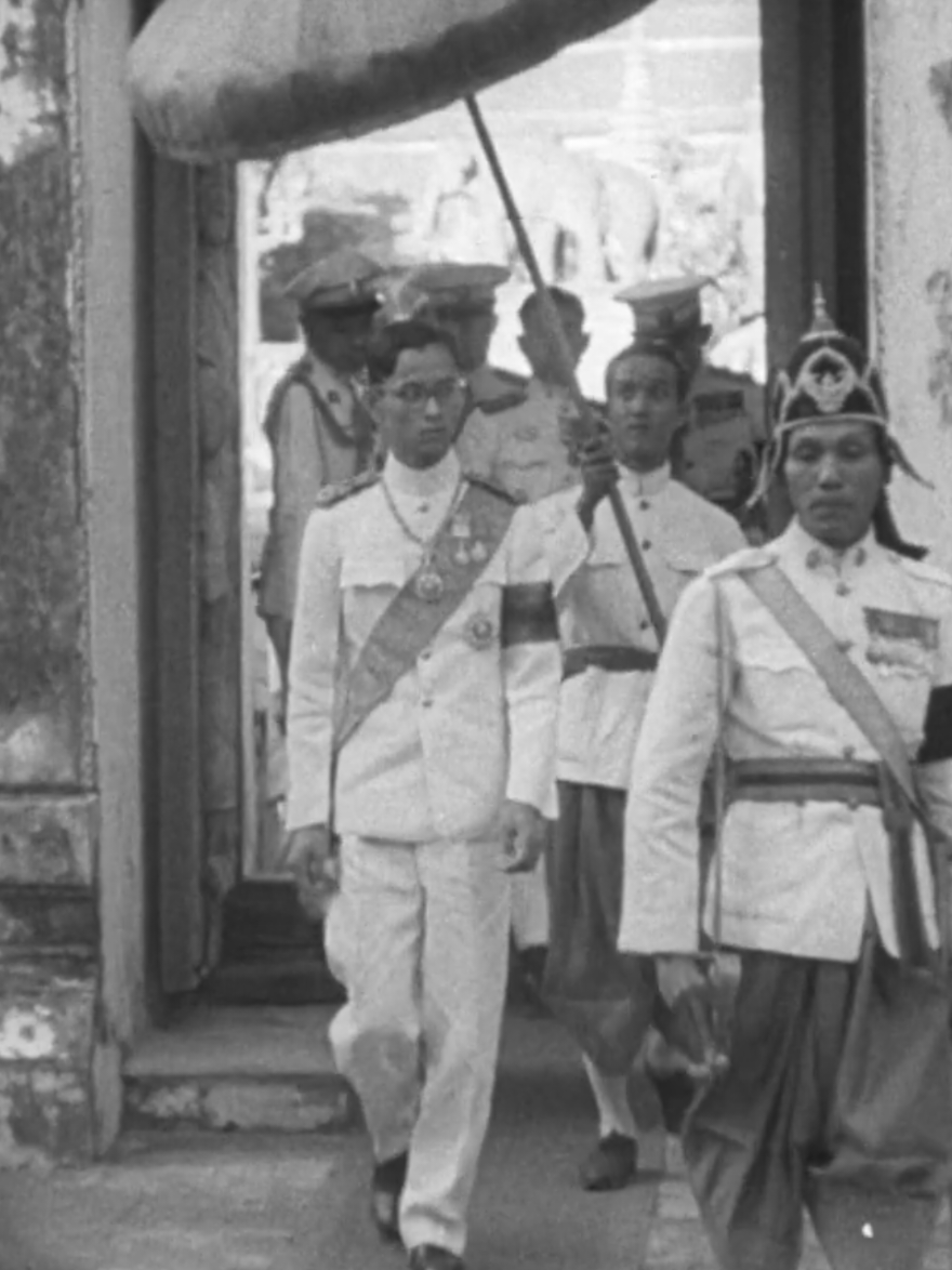 ภาพงานพระศพรัชกาลที่8หรือคิงอานันทมหิดล ปี2489เมื่อ79ปีที่แล้วโดยสื่อสหรัฐอเมริกา วันที่ทำให้สมเด็จย่า พระพี่นางเธอฯ และในหลวงร.๙ เสียใจเป็นอย่างมาก  The funeral of King Ananda Mahidol, the eighth monarch of the Chakri Dynasty and the elder brother of King Bhumibol. รักและเทิดทูนพระองค์ทั้งสอง จัดทำโดย JP Poramin  #รัชกาลที่8 #ในหลวงรัชกาลที่9 #สมเด็จย่า #longervideos #สมเด็จพระพี่นางเธอเจ้าฟ้ากัลยากรมหลวง 