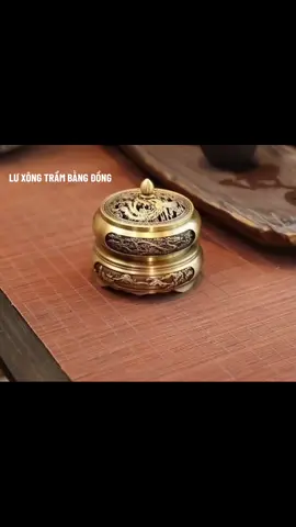 LƯ XÔNG TRẦM BẰNG ĐỒNG  - Chất liệu :  đồng  - Cách dùng: Lư đồng xông trầm dùng để xông trầm hương các loại , nụ trầm, hương vòng, nhang trầm que…  - Tặng trụ cắm hương, miếng lót chống cháy.  💥TÁC DỤNG CỦA VIỆC XÔNG TRẦM HƯƠNG TRONG NHÀ - Ý nghĩa về phong thủy, thu hút vượng khí, tài lộc cho gia đình, công việc, kinh doanh: Trầm hương được quan niệm mang theo dương khí mạnh nên giúp đẩy lùi tà khí, xua đuổi vận xui đeo bám. - Thanh lọc không khí, tạo ấn tượng với hương thơm tự nhiên: Được ví như tinh hoa của đất trời, hương thơm của trầm có khả năng thanh lọc không khí, tạo hương thơm lan tỏa dịu nhẹ trong không trung để ai đến cửa hàng, công ty hay ngôi nhà của quý khách đều cảm thấy rất đặc biệt. Trầm hương được chứng minh có thể khử mùi ẩm mốc mùa mưa, mùi thuốc lá, mùi sơn, mùi nhựa, đồ gia dụng mới, khử trùng, diệt khuẩn, lưu hương tạo cảm giác dễ chịu, an lành.  💥Tư vấn nhiệt tình 24/7, bất cứ lúc nào khách cần ------------------  ☯OM- VẬT PHẨM PHONG THUỶ ☯️ 📞 Hotline:0388.606.669 - 0398.6666.11 🌏 Website: phongthuytamlinhviet.com - gomsutranbien.com 🏠 Địa chỉ: 133 Hà Huy Giáp P. Quyết Thắng Biên Hoà Đồng Nai #viral #tinhtam #luxongtramhuong 
