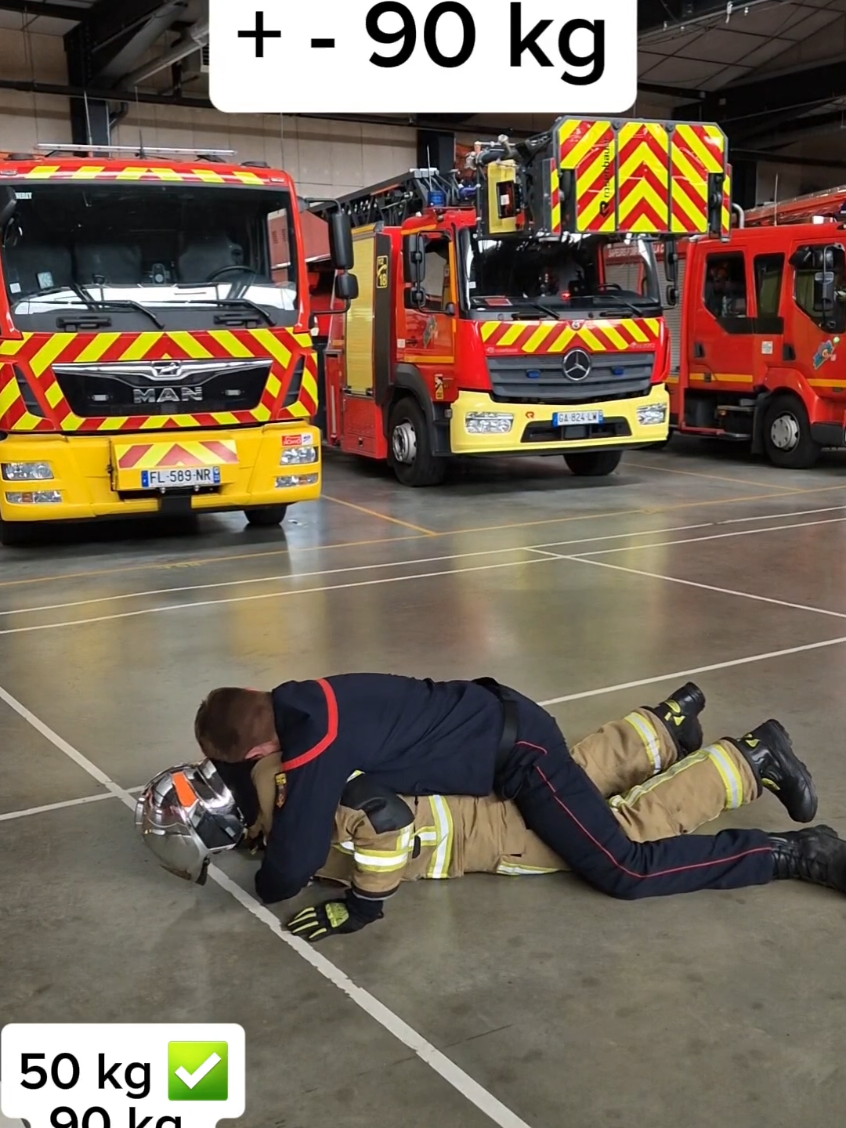 tu valides la dernière technique ? 🤣🤣 on s'adapte...  #strike #pompier #firefighter #bomberos #humour 