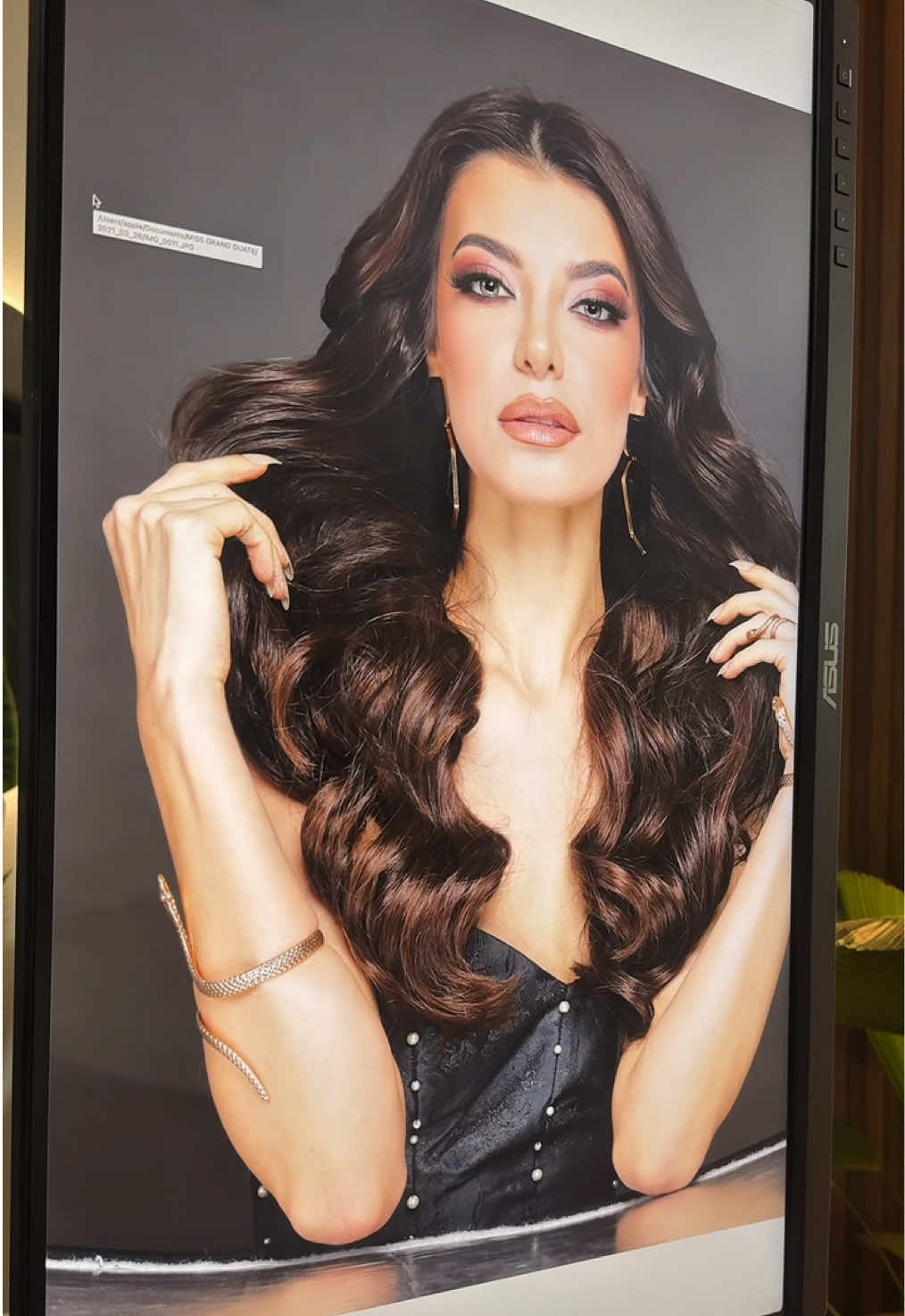 You flew to Colombia for catwalk training and somehow ended up in a full-on glam shoot with @danieldjesusphoto and guided by one of the best pageant coaches on Earth @cesaraasesor Miss Grand Guatemala reporting for duty. Countdown to Thailand: 4 months. Let this year's edition begin.