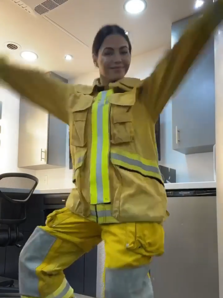 👩🏻‍🚒🚒🔥 📂 jennadewan (IG story, Aug 2022) #therookie #therookieuniverse #behindthescenes #baileynune #jennadewan 