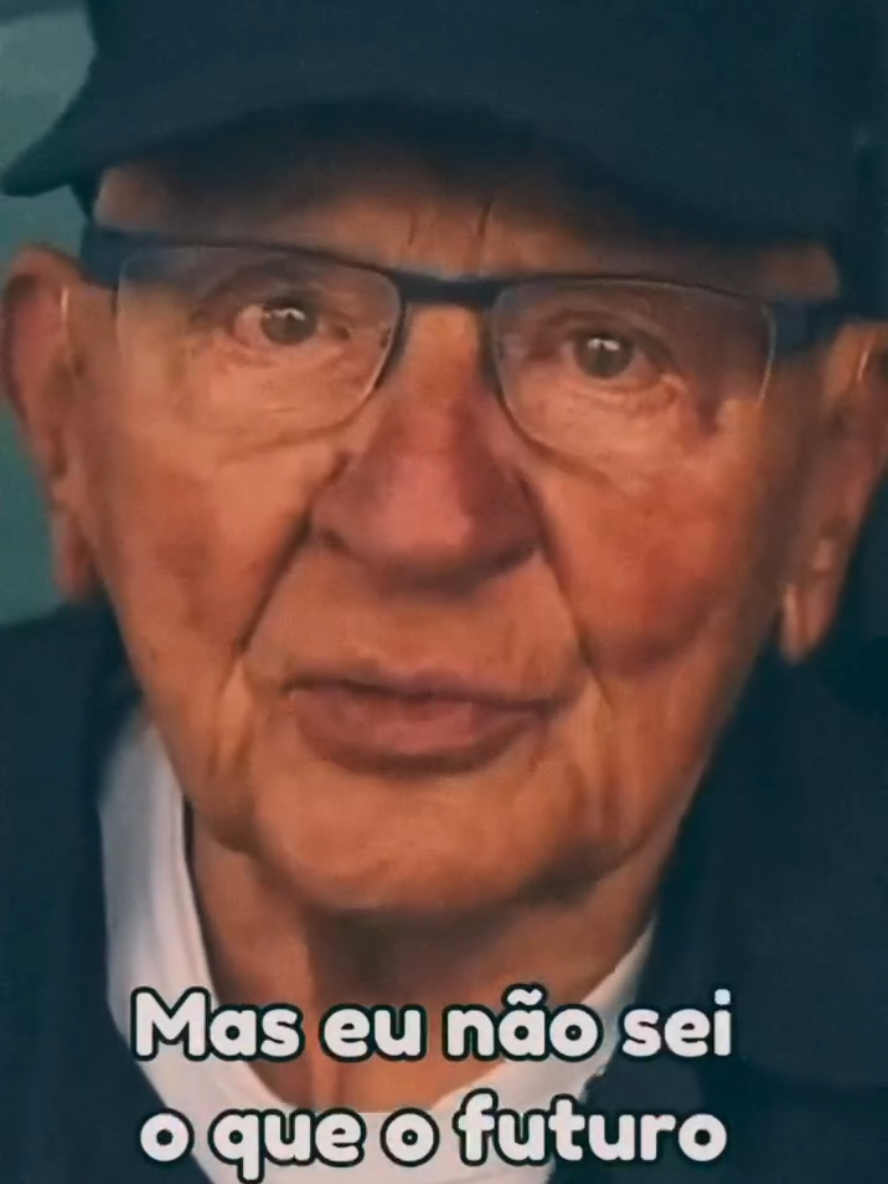 Nos deixou no dia de ontem, 20/08/25, aos 88 anos, Frank Caprio, o juiz conhecido mundialmente por sua compaixão e como o “melhor juiz do mundo”. Que sua memória seja uma benção e sua bondade ecoe na História. Deus acalente a dor de todos os seus familiares e amigos. #Repost @betobellini IN MEMORIAM 🏛️ O Juiz que Revoluciona a Justiça com Humanidade Frank Caprio não é apenas um juiz. Ele é um símbolo de esperança. Aos 88 anos, este magistrado americano transformou sua sala de audiência em um espaço de compaixão genuína, provando que o sistema judiciário pode ser tanto justo quanto humano. O que torna Frank Caprio especial? Filho de imigrantes italianos, Frank carrega consigo os valores de solidariedade e empatia que aprendeu em casa. Cada julgamento seu é uma lição de como pequenos gestos de compreensão podem transformar vidas. Sua filosofia é simples e poderosa: “Debaixo desta toga não existe frieza institucional, mas um coração que reconhece a humanidade em cada pessoa que se apresenta diante de mim.” Por que ele se tornou viral? Em tempos onde a confiança nas instituições está fragilizada, Frank representa algo que todos ansiamos: justiça temperada com misericórdia.  Seus vídeos não são apenas entretenimento – são um lembrete de que podemos escolher ser diferentes. A mensagem que fica: 🌟 Num mundo que frequentemente responde com rigidez, seja você a exceção. 🤝 Pratique a empatia como um ato revolucionário. ❤️ Lembre-se: por trás de cada história há um ser humano. A vida é imprevisível demais para desperdiçarmos oportunidades de sermos gentis uns com os outros. Que tal levarmos um pouco do “efeito Frank Caprio” para nosso dia a dia? #JustiçaHumana #Empatia #FrankCaprio #Inspiração 