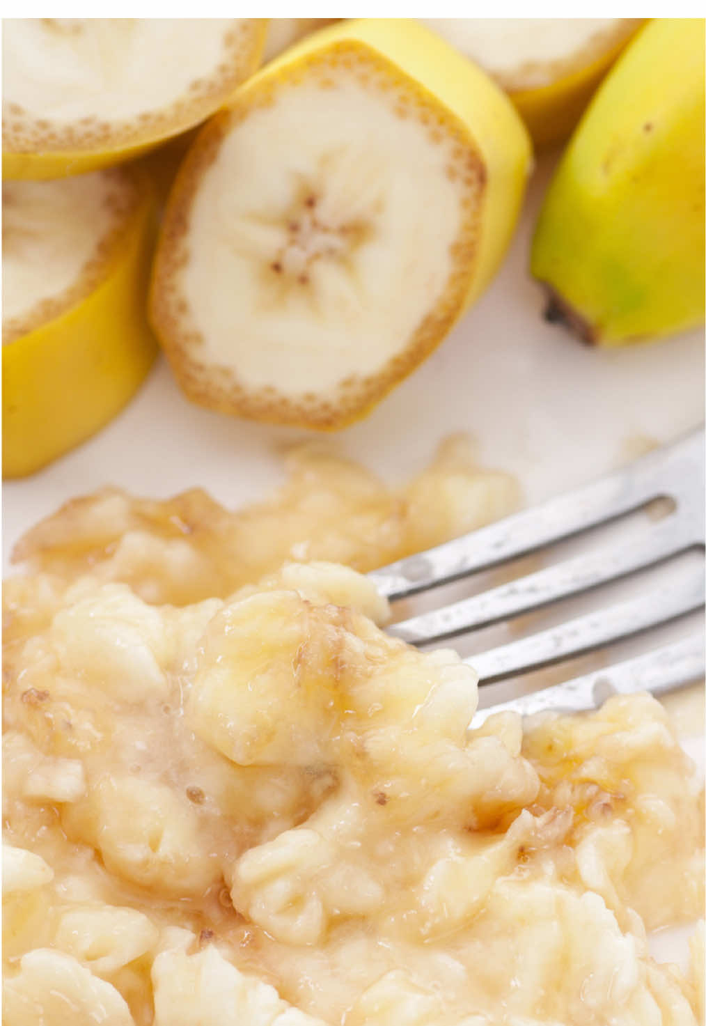 🍌🔬 Banana amassada é um show de ciência na sua cozinha! Ao amassar, você rompe células, libera compostos aromáticos e ativa enzimas que quebram amido em açúcar. Além disso, a textura cremosa já está “pré-mastigada”, distribui os açúcares pela boca e aumenta a percepção de doçura. É por isso que o sabor muda! #alimentos #curiosidades #banana