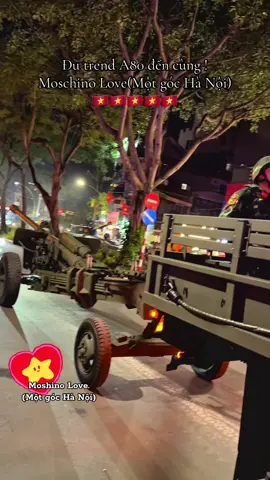 Sức manh toàn dân _ Hào khí đón A80.     📷Moschino Love(Một góc Hà Nội). #A80 #quandoinhandanvietnam #dieubinh #dieuhanh#quockhanh