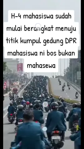 Undangan aksi demonstrasi akbar mahasiswa di Gedung DPR RI, pada Senin, 25 Agustus 2025, beredar luas di media sosial dan aplikasi WhatsApp. Seruan itu mengatasnamakan “Revolusi Rakyat Indonesia” dengan mengundang berbagai elemen, mulai dari mahasiswa, buruh, petani, pekerja outsourcing, hingga tokoh masyarakat. Lewat undangan digital yang diterima redaksi, Kamis, 21 Agustus 2025, aksi ini menyampaikan sejumlah tuntutan kepada DPR. Beberapa di antaranya menyoroti isu korupsi, dugaan pelanggaran konstitusi, kenaikan pajak, hingga polemik utang negara. Seruan aksi memuat ajakan agar masyarakat bersatu dan menekan DPR menjalankan fungsi pengawasan terhadap pemerintah.  “Jangan kasih kendor, terus desak DPR melakukan tugasnya sebagai alat kontrol pemerintah,” demikian tertulis dalam selebaran yang beredar. Secara spesifik, aksi ini menuntut pemakzulan Wakil Presiden Gibran Rakabuming Raka dan usut tuntas dugaan korupsi yang menyasar Jokowi dan dinastinya. Tuntutan juga diarahkan kepada pemerintah terkait proyek strategis nasional (PSN) terutama kelanjutan IKN, kebijakan perpajakan, serta persoalan pengelolaan sumber daya alam.  Selain itu, seruan tersebut juga meminta DPR untuk mengusut tuntas dugaan kecurangan Pemilu 2024, termasuk mendesak pemilu ulang. Selebaran itu turut menyinggung berbagai isu lain seperti mafia pertambangan, mafia tanah, krisis pangan, mahalnya biaya pendidikan, hingga ketidakadilan dalam pembagian hasil pertambangan. #sorotan #pov #fyp #rakyat #mahasiswa #highlight #highlights #viral #semuaorang #demo #demonstrasi 