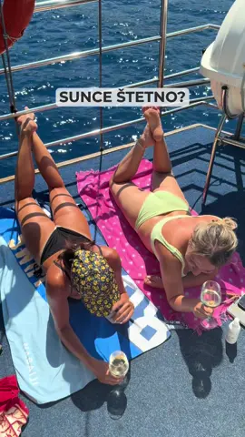 Malo letnjih tema 🌞 – kada vam kažu da sunce „nije zdravo“, misli se na preterano izlaganje. U malim količinama i kada je UV indeks nizak (recimo ujutru i uveče u letnjim mesecima), sunce je izuzetno značajno za stvaranje vitamina D, ali za to je dovoljno i 15 minuta dnevno. Čini mi se da je prošlo vreme kada je najbitnije bilo vratiti se sa mora što tamniji, a stiglo ono kada treba da mislimo na svoje zdravlje i svoje najbliže. Šta vi kažete? #spf #sunčanje