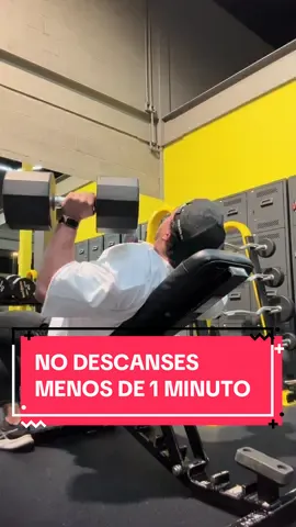Si estás yendo lo suficientemente cerca del fallo, descansar menos de un minuto puede no ser la mejor idea. Cada serie nos genera una fatiga, esta es mayor mientras más cerca del fallo estemos, menos de un minuto comprometerá el rendimiento de nuestra siguiente serie.  Busca descansar por lo menos 1.5 minutos entre series de tren superior y al menos 2 minutos en las de tren inferior. Dependiendo el ejercicios, rango de reps y cercanía al fallo, puede que necesites más descanso. 🫡 #gymtips #gymrat #ﬁtnesstips #bodybuildingtips #GymTok 