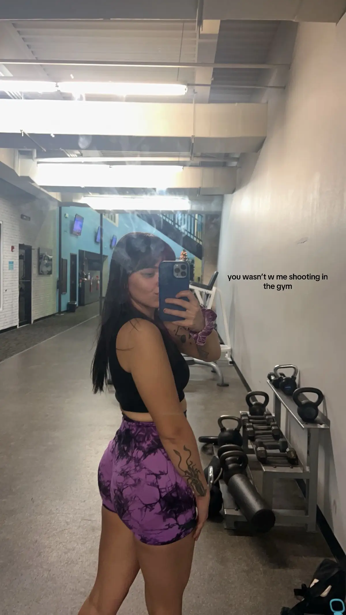 the way i’ve always matched the scrunchie to the shorts :’) #gains #legday #gymmotivation 