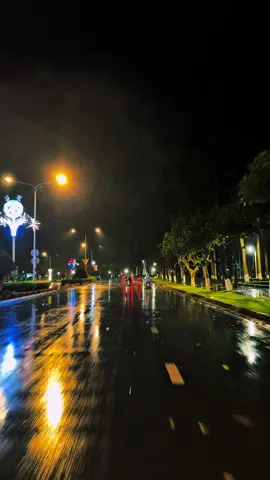 Có những đêm mưa, Long Khánh bỗng hóa dịu dàng đến lạ. Không còn vội vã, chỉ còn lại tiếng mưa và một nỗi cô đơn không gọi thành tên.#chill #toiyeulongkhanh #xuhuong #foryou 