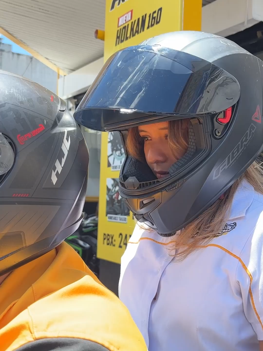 Ella topa su casco conmigo... 🤦‍♂️ Yo con tape, ¡listo para seguir rodando! 😂🏍️ #MuéveteConFreedom #MotosFreedom #Muévetelibre #LibertadSobreRuedas #parati #viral #fyp #gt #tendenciaa