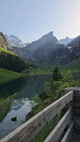 „Discover the magic of the Alps where mountains and lake meet in perfect harmony.“ 🥰🇨🇭🏔🏞📸 . . . #fyp #alps #naturelovers #wanderlust #travel 