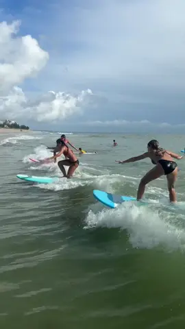 I love surfing with my friends. 🤣 @alexisity  #sur#surferrfing #waves #florida #ocean 