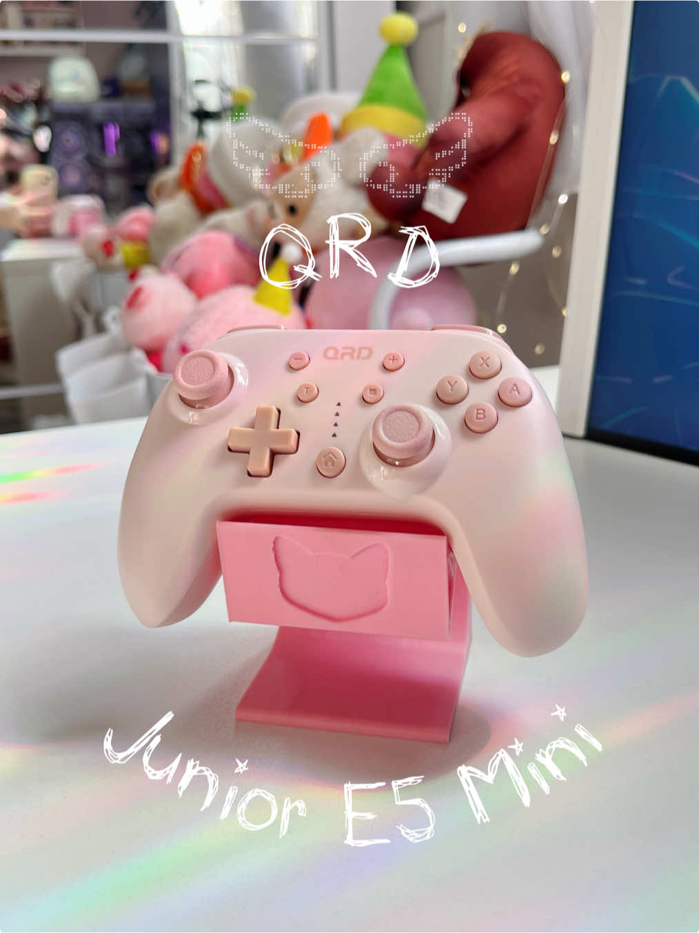 Mãos pequenas ou setup minimalista? Achei o controle perfeito pra você! 🩷🎮 Testei o Junior E5 Mini da @qrdgame official e ele surpreende: • Compatível com Switch, PC, iOS e Android • Funciona com fio ou sem fio • Modo turbo para jogadas rápidas • Joystick de alta precisão • Design super compacto, cabe até no bolso ✨ Link pra comprar: 🔗 AliExpress: https://s.click.aliexpress.com/e/_mq9OXFj 🔗 Mercado Livre: https://www.mercadolivre.com.br/controle-joystick-sem-fio-para-nintendo-switch-2-switch-1-switch-lite-switch-oled-pc-ios-android-mini-gamepad-hall-effect-rosa/p/MLB51531677?pdp_filters=seller_id%3A2038748868#polycard_client=search-nordic&searchVariation=MLB51531677&wid=MLB5457345324&position=5&search_layout=stack&type=product&tracking_id=a310bb3b-28b6-4c83-adec-4e4a140e6044&sid=search Salva esse post pra lembrar depois ✨ #qrd #controlejuniore5 #gaminggear #aesthetictech        