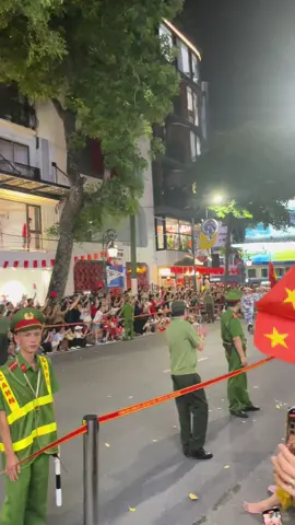 khối nữ trong buổi tối diễu binh ngày 21/8