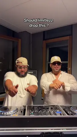 Should limitlezzyes drop this ? @Limitlezz  #limitlezz #mashup #release #mashupsongs #basshall 