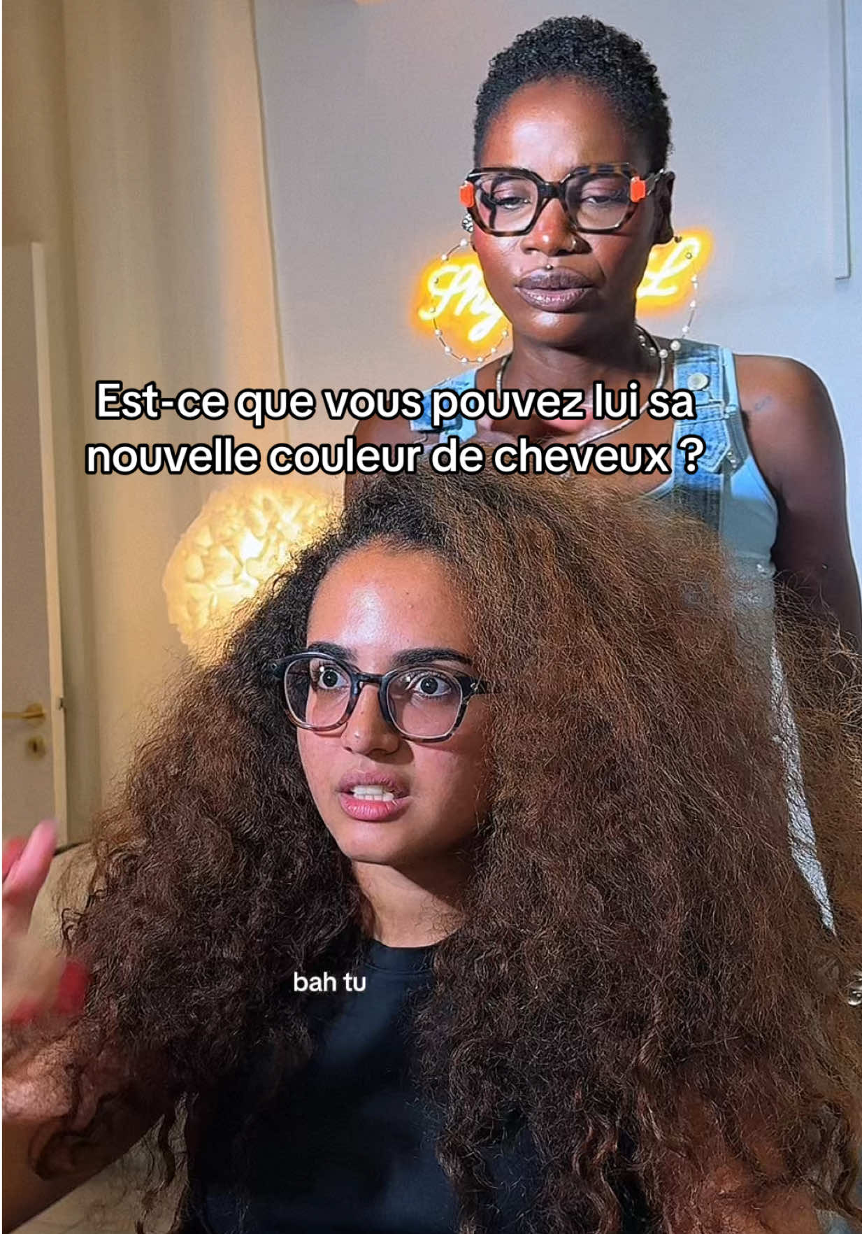 Étant donné qu’elle ne sait pas ce qu’elle veut comme couleur, je vous laisse choisir pour elle (ps : pas de roux ) histoire de la choquer un peu… J’attends vos suggestions dans les commentaires. Merci 🥰 ——————————— #hairbyshynessl #colorcorrection #curlncutbyshyness #hairbyshyness #curIncutbyshynessl 