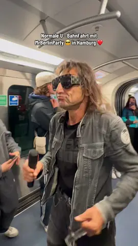 Normale U-Bahn-Fahrt mit MrBerlinParty 😎 in Hamburg 🎶❤️✨#normaleubahnfahrt #mrberlinparty #ubahnhamburg #u3 #hamburgvibes #hamburg #bahnfahrt #musikvibes #livemusik #partystimmung #musikverbindet #gutelaune 