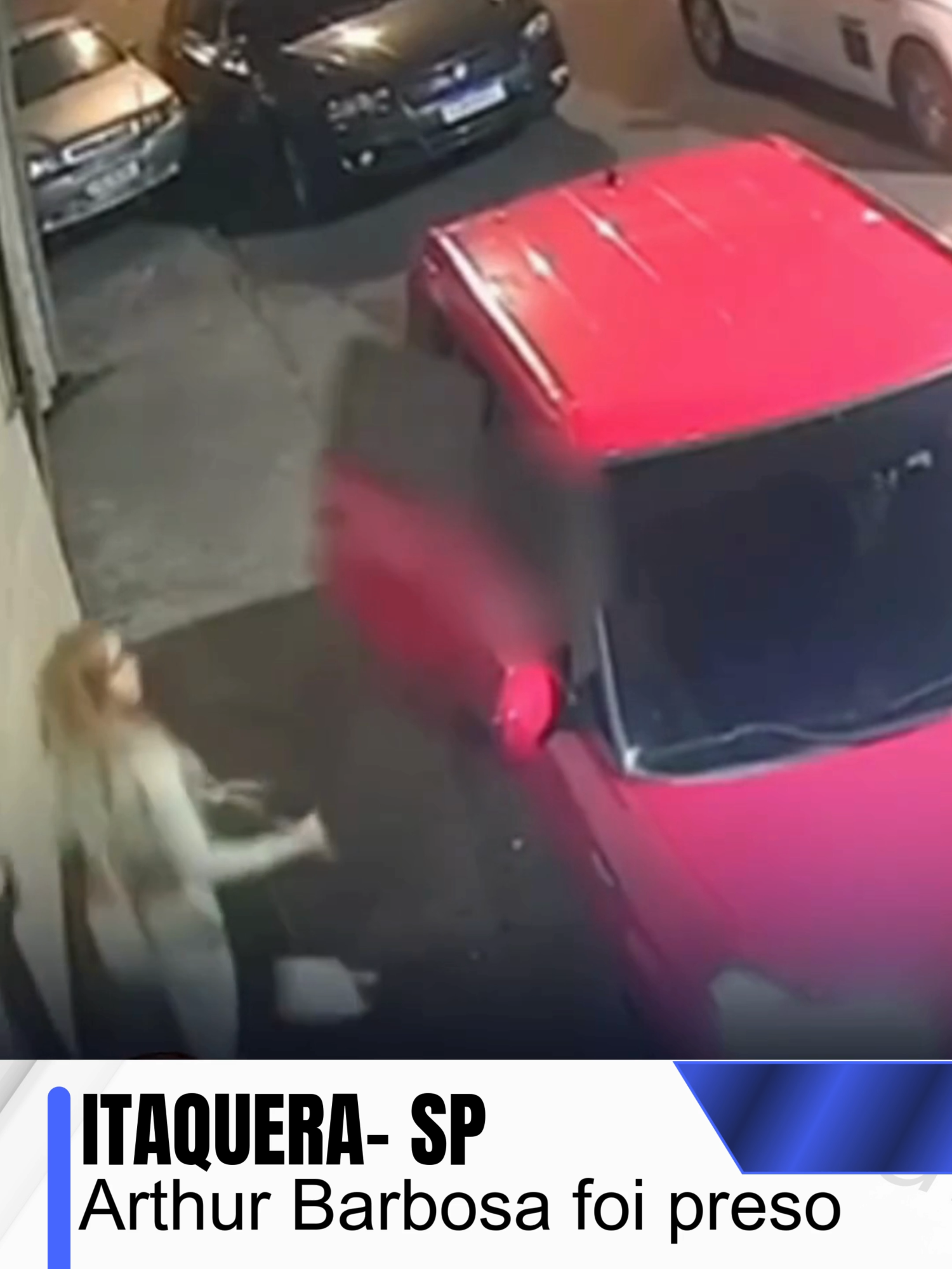 Câmeras de segurança registraram o momento em que ele desce do carro, corre até a vítima e desfere uma voadora seguida de vários chutes, enquanto a jovem estava encostada em um veículo.  Mesmo com medidas protetivas e registros anteriores de violência, a agressão ocorreu de forma intensa. Após o ataque, Barbosa ainda fez ameaças a pessoas que presenciaram a cena.  O agressor foi detido por mandado judicial e segue à disposição da Justiça.  Violência contra a mulher é crime! Denuncie: 180. #ConteúdoSensível #ViolênciaContraMulher #Justiça #SãoPaulo #Itaquera #Denuncie #FeminicídioNuncaMais