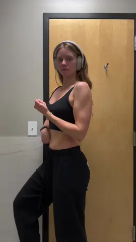 as i study and analyze my physique😮‍💨💪🏼  #GymTok #gymgirlsoftiktok #gymtransformation #fyp #fitnesstok #sponserme #younglaforher #healthylifestyle 