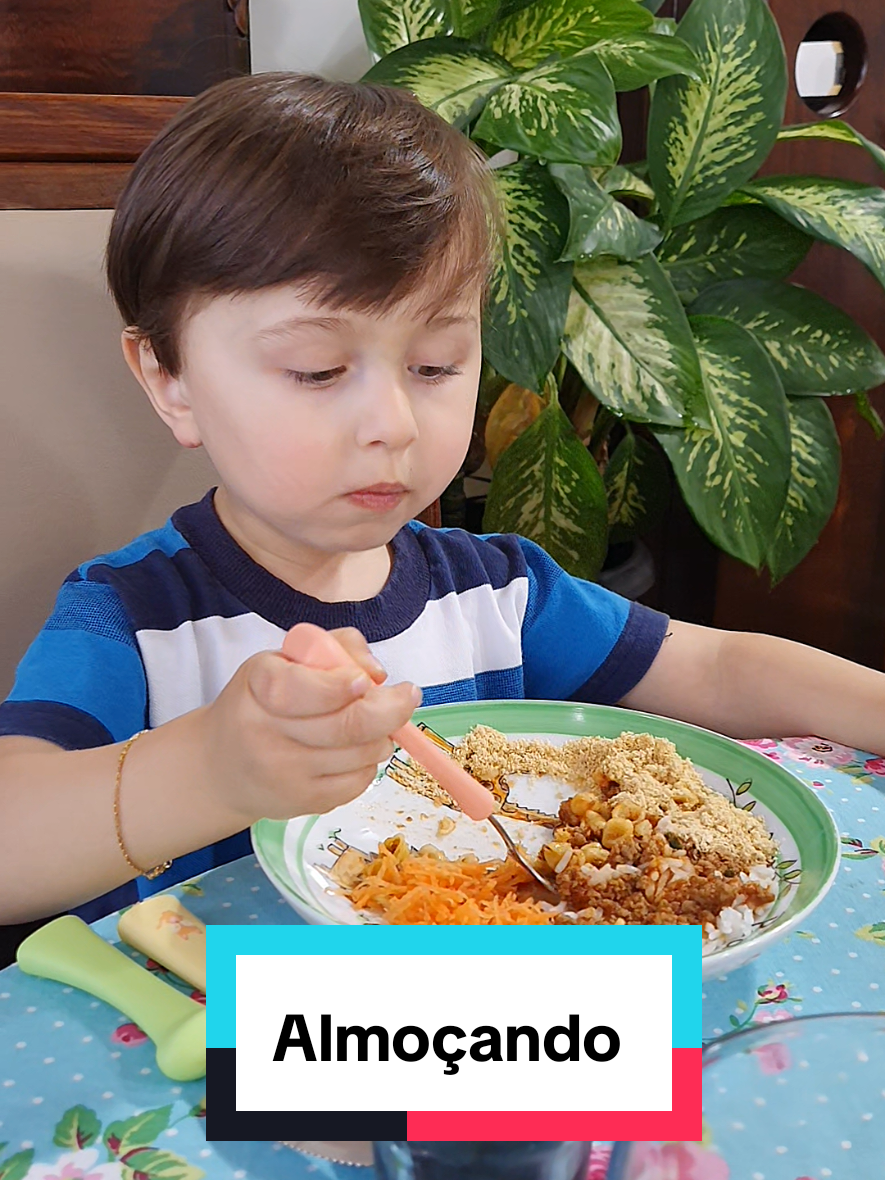 Pedro almoçando  #pedrovicenzo  #almocando  #bomapetite  #criancacomendo  #familia 