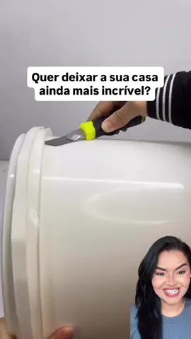 ⚠️ O dono do vídeo deixou eu aparecer no vídeo dele @dodo_ideas8 Quer organizar sua casa de um jeito simples e bonito? Olha que ideia:  Você pode transformar um balde de tinta em um cesto funcional para sua área de serviço. Comece pegando um balde de tinta que você tenha. Passe cordões ao redor do balde para fazer o acabamento e repita o mesmo na tampa.  Assim, o balde se transforma em um cesto pronto para guardar objetos e manter tudo no lugar. Além de organizar, você ainda pode vender esses cestos e ganhar uma renda extra.  É uma solução prática, bonita e que faz diferença na rotina da casa. ⚠️ O dono deixou eu colocar o vídeo dele aqui no meu perfil. Obrigada @dodo_ideas8 , por autorizar a função Remix disponível na plataforma. ⚠️ The owner allowed me to post his video here on my profile. Thank you @dodo_ideas8 , for authorizing the Remix feature available on the platform. #reciclagemcriativa #diydecoracao #truquedomestico #TransformarObjetos #DecoraçãoFuncional            