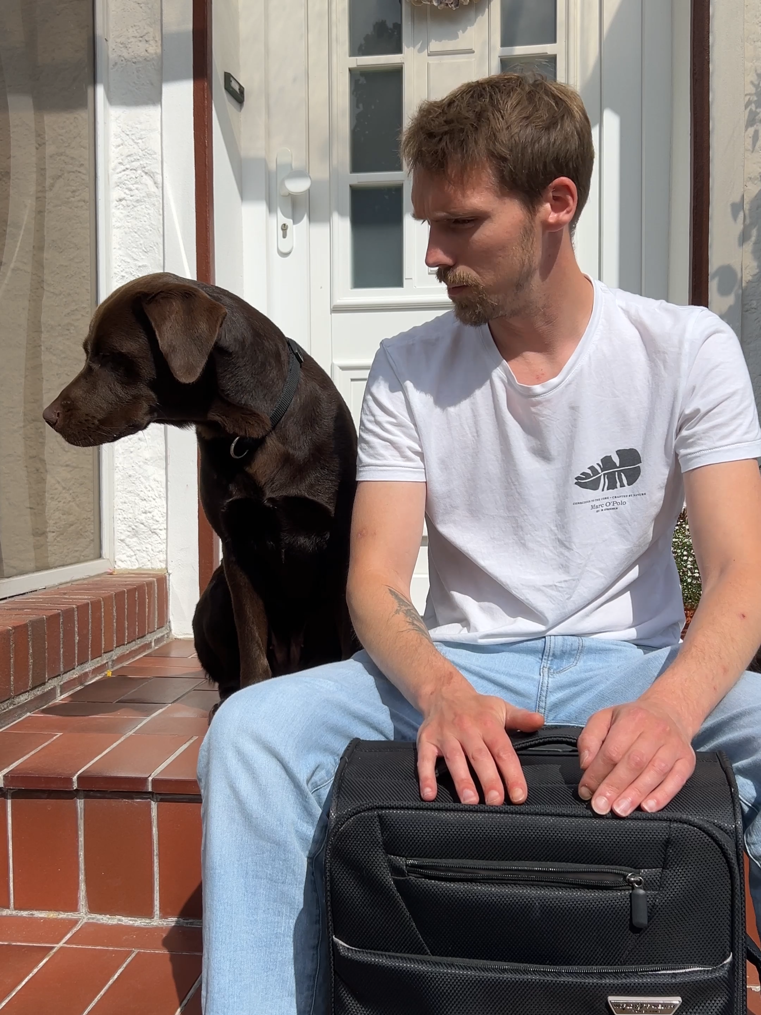 Meine Frau hat mich rausgeschmissen... ALLES DANK DES HUNDES ... Wenn euch das Reel gefällt, lasst doch gerne ein LIKE da, FOLGT uns & TEILT das Reel, danke :) #dog #dogs #dogsofaustria #dogsofinstagram #dogstagram #dogsofinsta #doglover #doglovers #funny #funnydogs #funnydog #funnyvideos #funnyvideo #dogoftheday #funnyreel #funnyreels #fyp #fypシ #fypage #animallovers #comedy #dogcomedy #fun #happy #happydog #happydogs #love #family