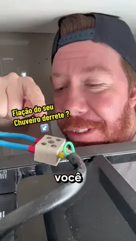 A instalação certa da fiação do seu chuveiro evita superaquecimento e fios derretendo 🔥 Veja como usar o conector de porcelana e os terminais tipo ilhós para criar uma junção única e segura, usando o alicate crimpador. 💡 Segurança, durabilidade e economia de energia na sua casa! #chuveiro #fiacao #derretendo #dicadodia #instalaçãoelétrica 