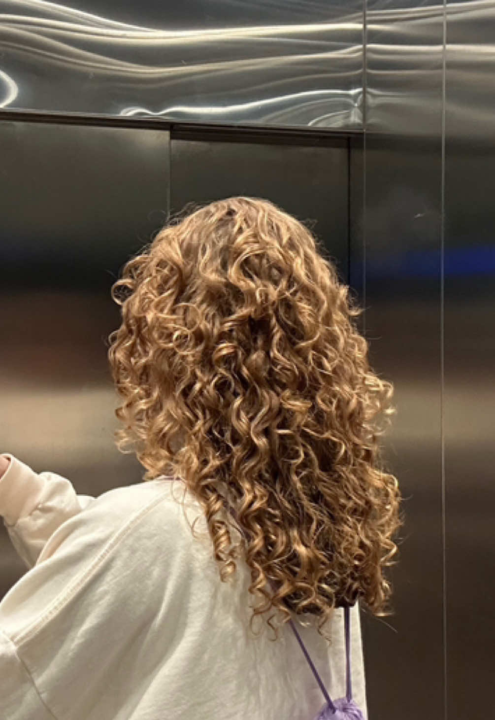 (youtube) pediram na outra rede pra eu mostrar como eu faço o meu corte shaggy. essa é só a manutenção do corte, meu cabelo já tinha sido cortado por uma profissional há três meses, como eu falei. além disso, eu vou sempre na base da intuição e TODA VEZ mando uma cagada, então eu recomendaria não usar esse vídeo como referência :’) #vaiprafy #cacheadas #rizos 