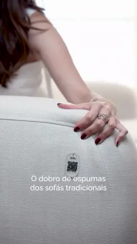 Fácil de limpar, hidro-repelente e surpreendentemente confortável! O sofá Ia Bold da Soft combina design sofisticado, funcionalidade e tecnologia para o dia a dia. O tecido tecnológico repele líquidos, evitando manchas e facilitando a limpeza. Assentos retráteis, encosto reclinável e o dobro de espumas garantem um conforto real, pensado para quem vive com intensidade.