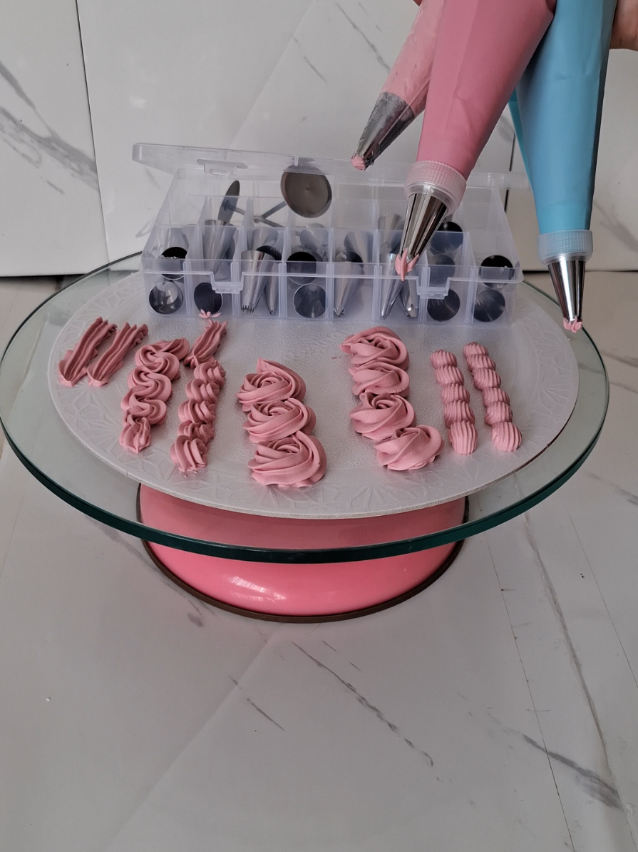 Deixa seus bolos e doces ainda mais lindos com esse kit de confeitar 32 bicos e mais saco de confeitar... #dicasdeconfeitaria #foryoupage❤️❤️ #tiktopshop #foryoupage #tiktopshop 