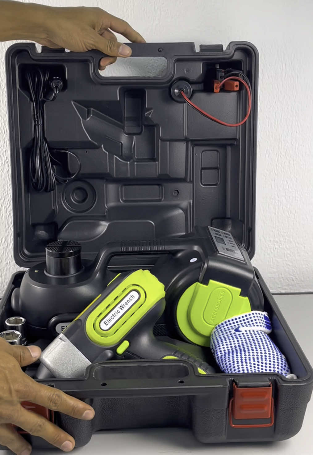 Kit macaco hidráulico elétrico 4 em 1  •Lanterna •Bomba de pneu •Macaco elétrico  •Chave de impacto elétrica com acessórios.  #macacoeletrico #carro #tiktokshop 