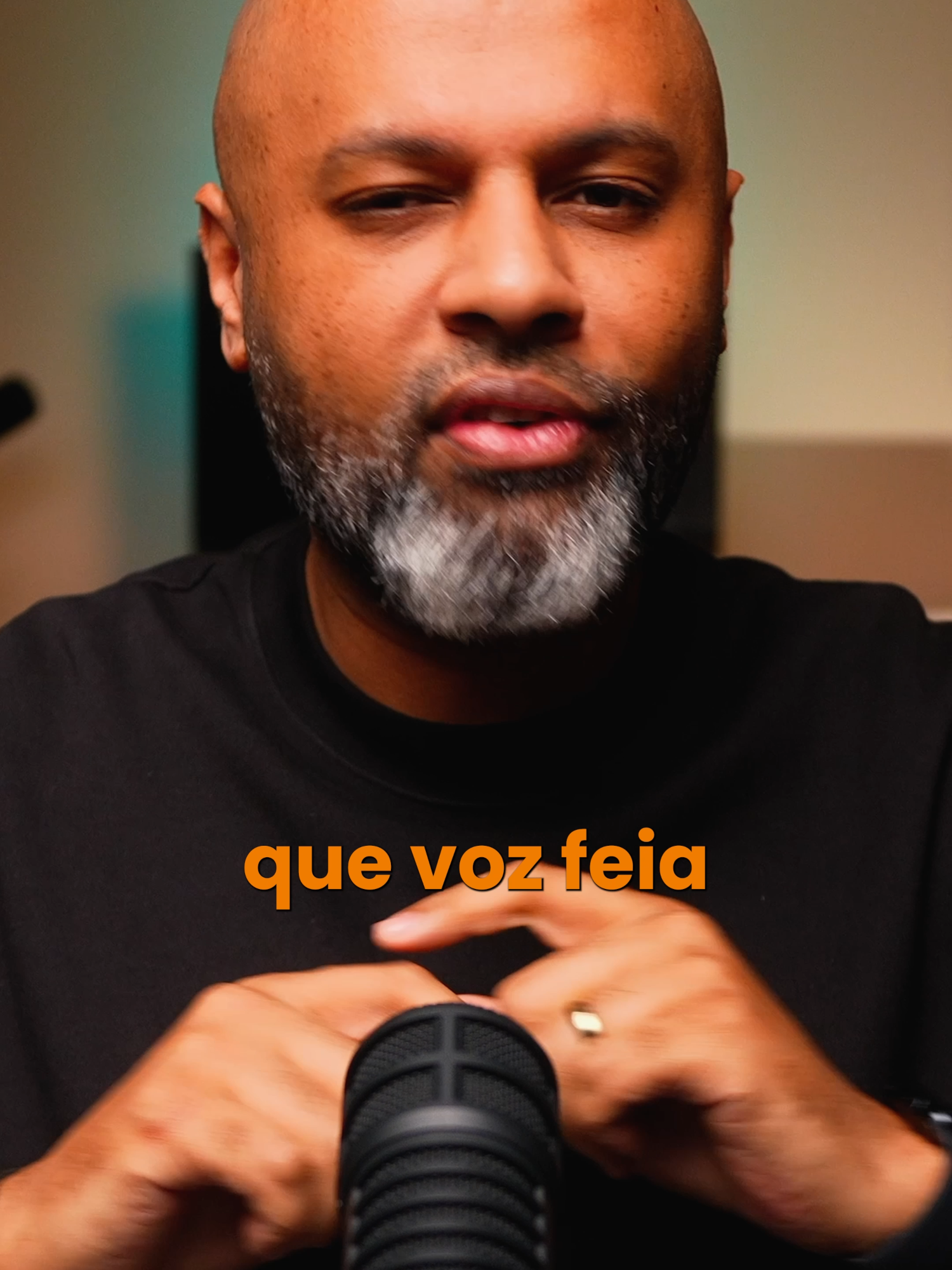 Não existe Voz Feia demais para Aprender a Cantar. O que existe na verdade são vozes que ainda não foram treinadas ou não fizeram aulas de canto e eu vou te mostrar neste vídeo. Existem diversos ajustes e recursos técnicos que todos os cantores, profissionais ou amadores, utilizam para soar como gostariam. Não estou dizendo que você precisa imitar a voz de outro cantor para ter uma voz bonita para cantar, mas você pode com a sua própria voz ter resultados que vão te surpreender. Aplicando algumas técnicas vocais simples como controle e dinâmica vocal, vibrato e simplesmente se atentando a afinação, que também é algo que você aprende fazendo aulas de canto, você vai emocionar muita gente com a sua voz. Preste atenção nas dicas deste vídeo e compartilhe com seus amigos que amam cantar ou estão sofrendo tentando cantar com a voz falada.