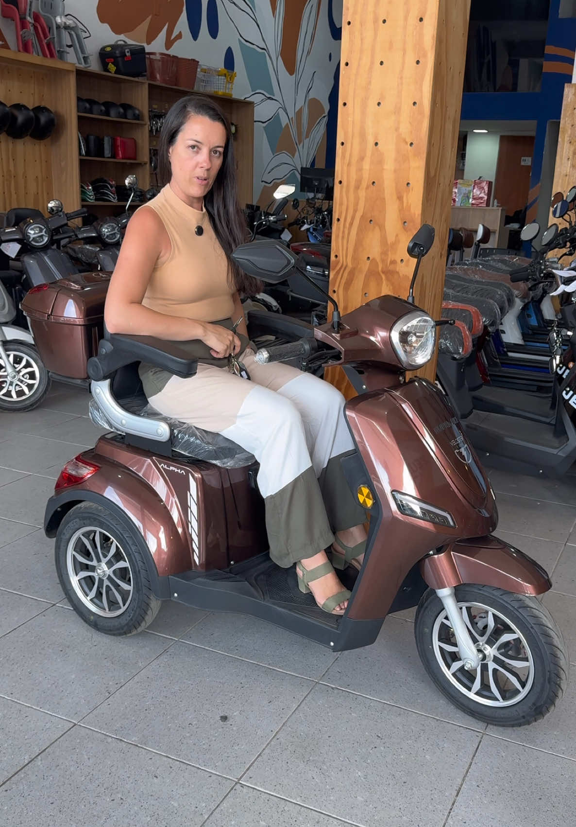 Triciclo elétrico Alpha de 1000W de potência! Perfeito pra você que precisa de mobilidade e quer ir para os lugares sem depender de ninguém! Fale conosco e saiba mais no contato da Bio.  #tricicloeletrico #mobilidade #praticidade 