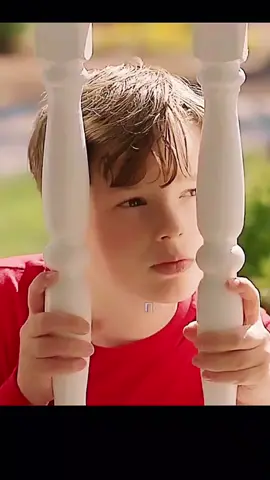 Люди погибшие и пропавшие много лет назад начали возвращаться домой. Отец потерял сына больше тридцати лет назад но он вернулся не постарев ни на день. Название сериала: Воскрешение 2013г. #сериал #фантастика #фэнтези #воскрешение #триллер 