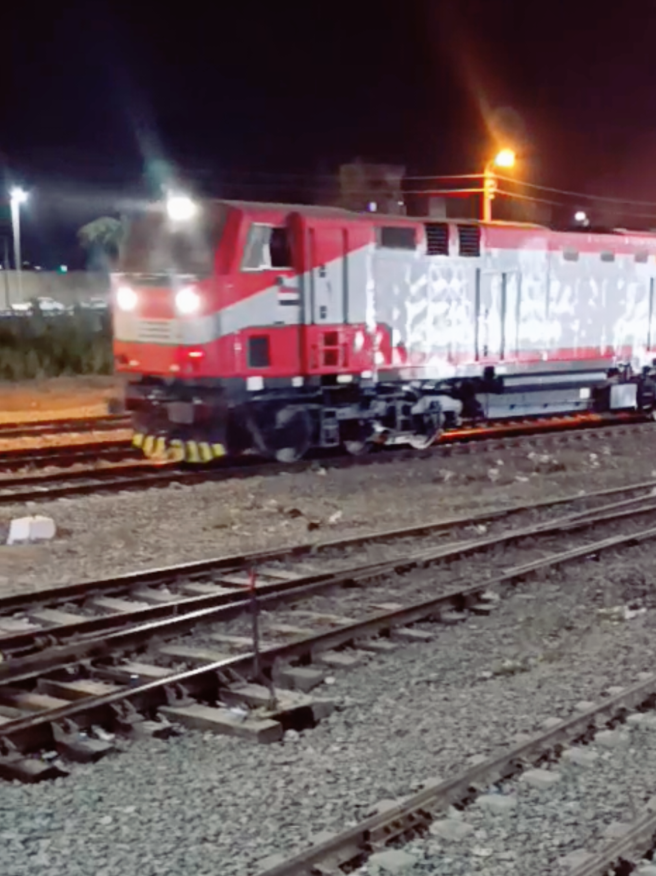 بسبب خلاف مع والدته..شاب يرمي نفسه أمام القطار بالمنيا #الباشكاتب_مذيع #ترند #المنيا 