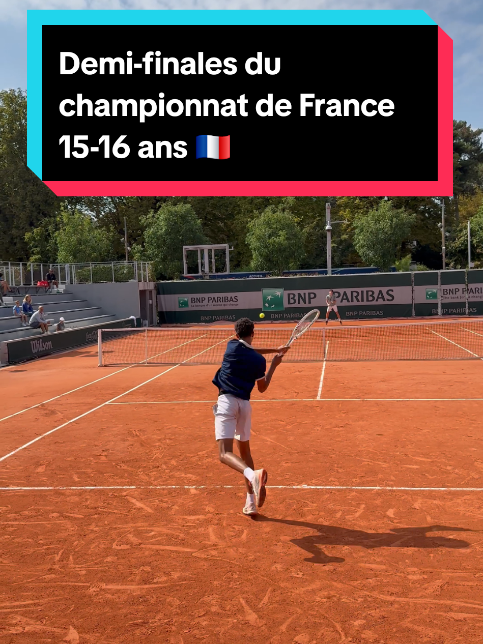 💥 Gros coup droit d'Octave Pujo (0) ⬆️ pour conclure un rallye contre Ntungamili Raguin (0) en demi-finales du championnat de France 15-16 ans à Roland-Garros.  Raguin s'est imposé en deux sets (2 et 2) et retrouvera Andréa Baudel (0) en finale. Chez les filles, les deux favorites se disputeront le titre : Cindy Langlais (N55) et Nehira Sanon (-15). Les finales se jouent vendredi matin au Roland-Garros Tennis Club et l'entrée est gratuite. #tennis #tennislegend #tenis #championnatdefrance