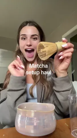 This is the most gorgeous bowl I’ve ever seen guys I can’t even begin to explain. 💓🍵 Can’t wait to make aesthetic videos with it hehehe @Mikkusu Matcha Tea House #matcha #matchalover #matchabowl #matchawhisk #matchakit 