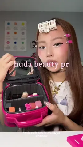 my shaylaaa 😭 yo creo que me gustan las mini objetos 😭😭😭🩷🩷🩷 morí de amor | camiseta de @In Print We Trust   graciasss @Huda Beauty @SEPHORA España @ALEM 💕💕💕 #hudabeauty #prhaul #unboxingmakeup #sephora #minikit 