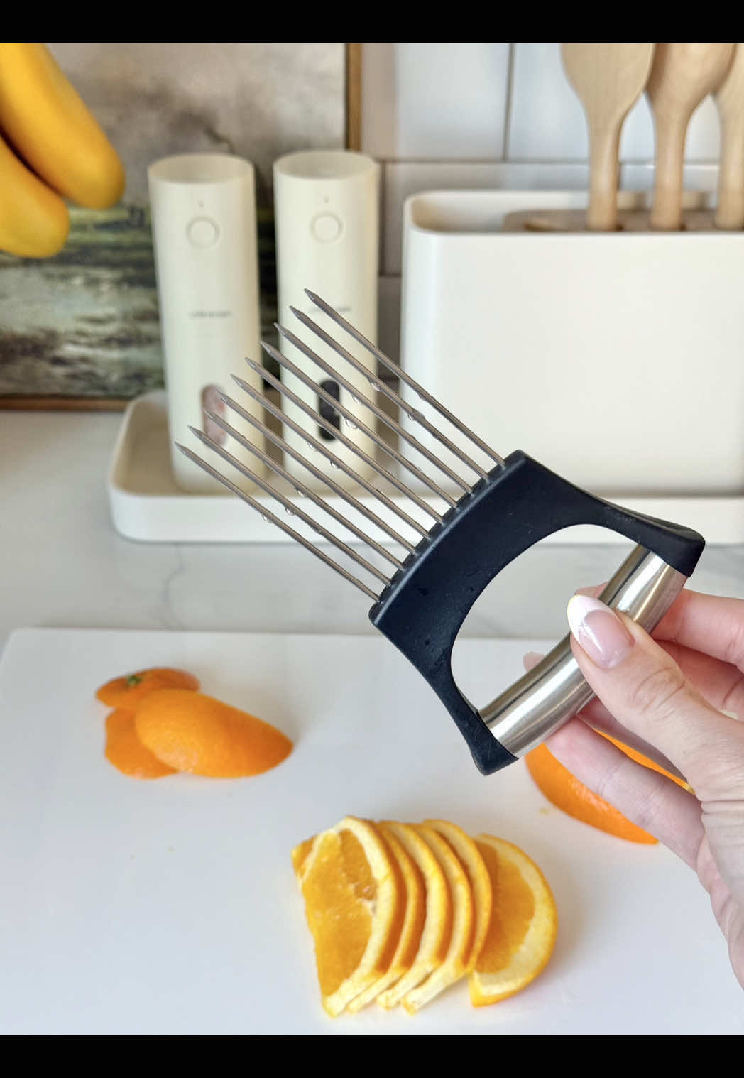 The perfect slice every time...🧑‍🍳🤌 Say goodbye to onion tears! Plus, it’s dishwasher safe—because who has time for extra cleanup? 😅#founditonamazon #KitchenHacks #onionholder #amazonkitchen #kitchengadgets 