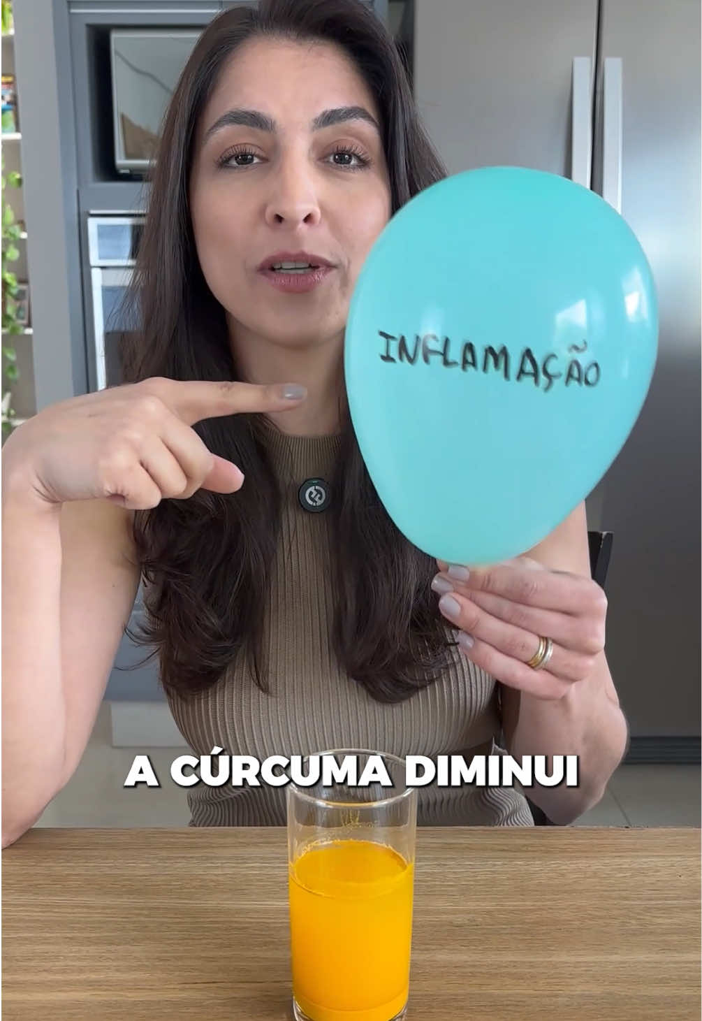 Líquido dourado que pode te ajudar a ter mais saúde ✨ Já tem o hábito de consumir cúrcuma na sua rotina? Você pode consumir 3g ao dia em cápsulas ou em pó, próximo de alguma refeição. E se quiser melhorar ainda mais a absorção, acrescente pimenta do reino na mistura. A piperina potencializa a curcumina 😉 #dieta #alimentacaosaudavel #curcuma