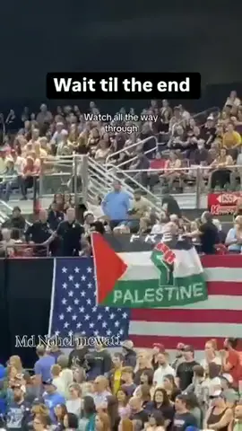 ✅ During Senator Bernie Sanders’ speech, U.S. police removed a pro-Palestinian flag, prompting the crowd to chant “Free Palestine.”