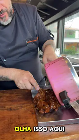 Receita 3 – Rabada com Molho e Agrião Ingredientes: 	•	2 kg de rabo de boi (rabada) em pedaços 	•	Suco de 2 limões 	•	5 dentes de alho picados 	•	2 cebolas grandes picadas 	•	3 tomates maduros picados 	•	1 pimentão vermelho em cubos 	•	2 colheres (sopa) de colorau 	•	2 colheres (sopa) de extrato de tomate 	•	2 folhas de louro 	•	1 colher (chá) de cominho (opcional) 	•	1/2 xícara de óleo ou banha 	•	500 ml de cerveja preta ou água quente 	•	1,5 L de água (ou suficiente para cobrir a carne) 	•	Sal e pimenta-do-reino a gosto 	•	1 maço de agrião fresco (opcional para finalizar) 	•	Cheiro-verde picado a gosto ⸻ Modo de Preparo: 	1.	Preparação da rabada: 	•	Lave bem os pedaços de rabo com água e limão. 	•	Escorra e reserve. 	2.	Refogado: 	•	Aqueça a banha/óleo na panela de pressão. 	•	Refogue cebola, alho e pimentão até dourar. 	•	Acrescente os tomates, colorau e extrato de tomate, mexendo até formar um molho base. 	3.	Selagem da carne: 	•	Coloque os pedaços de rabada, tempere com sal, pimenta e cominho. 	•	Deixe dourar bem, mexendo de vez em quando. 	4.	Cozimento: 	•	Adicione a cerveja preta e mexa para soltar o fundo da panela. 	•	Complete com água até cobrir bem a carne e coloque as folhas de louro. 	•	Tampe e cozinhe na pressão por 1h20 a 1h30 após pegar pressão, até a carne soltar do osso. 	5.	Finalização: 	•	Abra a panela, acerte o sal e, se quiser, adicione o agrião fresco, deixando murchar apenas no calor do molho. 	•	Finalize com cheiro-verde picado. #receitas #explorar #comida #boteco #gastronomy #receitafacil #comida #boteco 