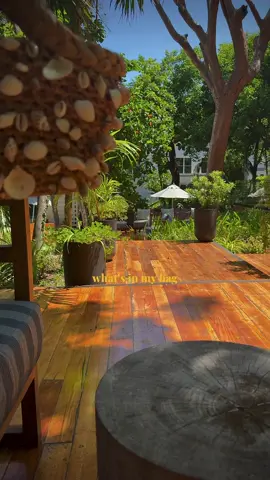 What’s in my bag, Beach edition 🐚 🌴 🥥   #august #memories #travel #Summer #summerbreak #vacation #explore  #explore #roatan #granroatan #fashion #outfits #explore #summerfeed #summeroutfits #travelreels #shopping #yellow #summerfeed #summerfinds #summerproducts #rhode #makeup #skincare #seasheels #whatsinmybag #summeredition