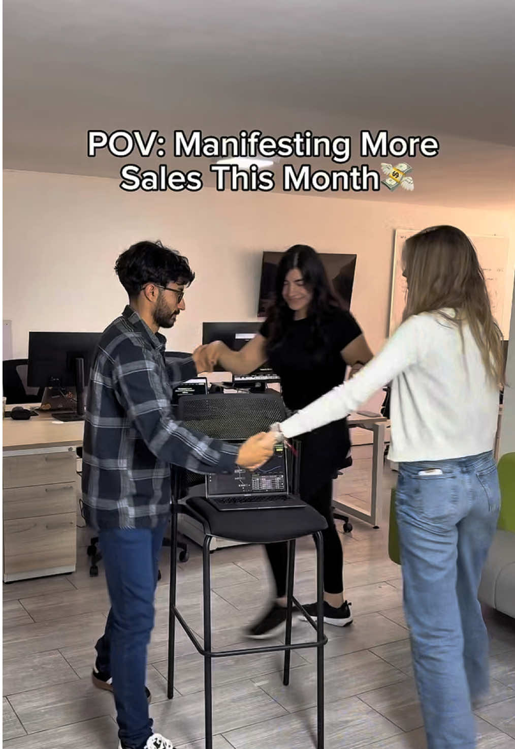 POV: when “manifesting” is your main sales strategy ✨😂 But hey… with Dapta you don’t need luck — just smarter workflows that actually help you close more deals. Who else is manifesting sales this month? 👀💸 #viral #viralreels #teams #equipo#officelife 
