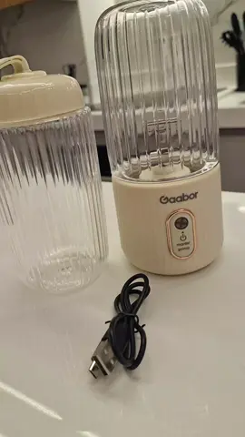 ✨Praticidade que cabe na sua bolsa! ✨ Esse Liquidificador Portátil USB é perfeito para quem ama sucos, vitaminas e shakes em qualquer lugar. 🥤💪 Com carregamento via USB, copos de 280ml e 350ml e 4 lâminas super potentes, ele garante bebidas cremosas e saudáveis em segundos. Ideal para academia, trabalho, viagens e até na praia! 🌊☀️ 👉 Leve, compacto e fácil de limpar! 🚀 Tenha saúde e praticidade no seu dia a dia! #AchadinhosTikTok #LiquidificadorPortatil #ViralDoTikTok #TikTokMeFezComprar #SaúdePrática     