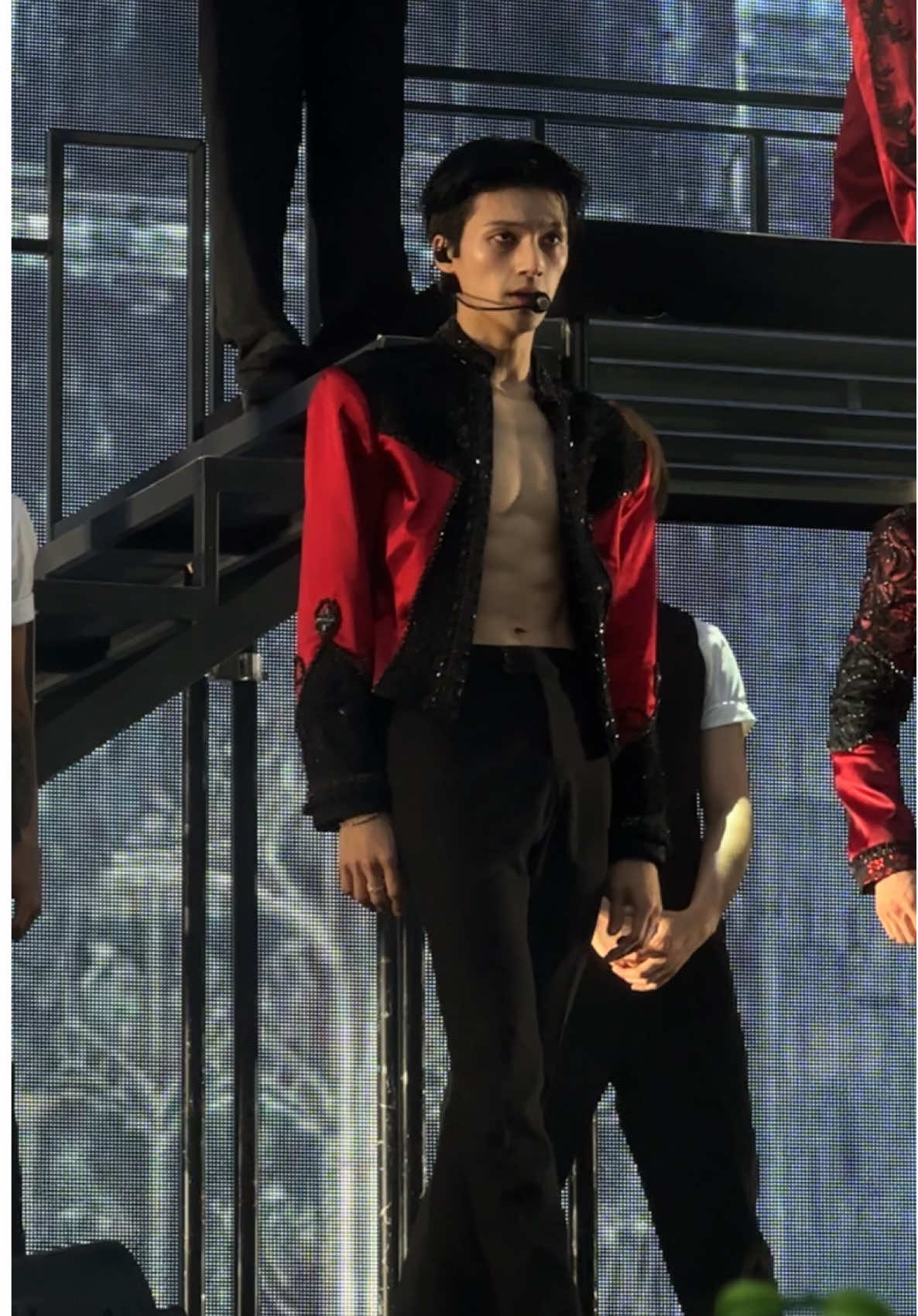 Don’t tell mingi 🫣! @ATEEZ_Official  #ateezinyourfantasyworldtour2025 #wooyoung #ateez #fypシ #wooyoungateez 