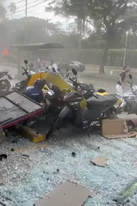 #Nacionales Fuerte expl0sión en Cali, cerca a la base aérea, deja dañ0s materiales hasta el momento. En la tarde de hoy, jueves 21 de agosto, se reportaron dos fuertes detonaciones en inmediaciones de la Base Aérea, ubicada en el nororiente de Cali. El sonido fue percibido desde varios barrios de la ciudad. Hasta el momento se desconocen las causas de las detonaciones y no se han entregado detalles oficiales sobre lo ocurrido. Noticia en desarrollo.  #CartagenaAlternativa  #Noticias  #DelLadoDeLaGente 