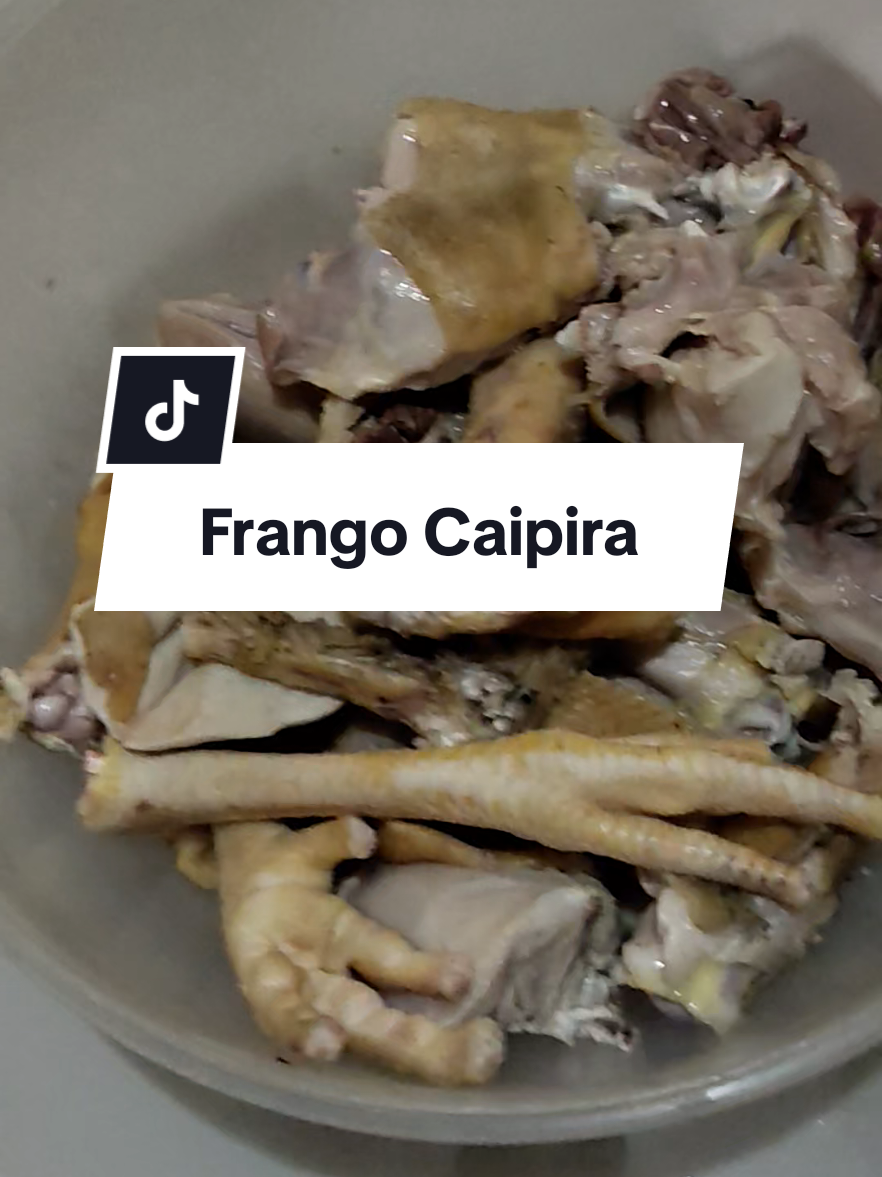 Franguinho na panela, hoje aqui na roça foi dia de comer um franguinho caipira...Tudo do jeito que eu gosto, simples e gostoso.  #franguinhonapanela  #roca  #natureza #caipira #natureza #meulugar 