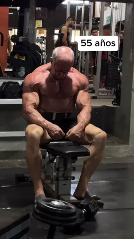 Tiene 55 años y se ve ASÍ😱 #Fitness #gym #humor 